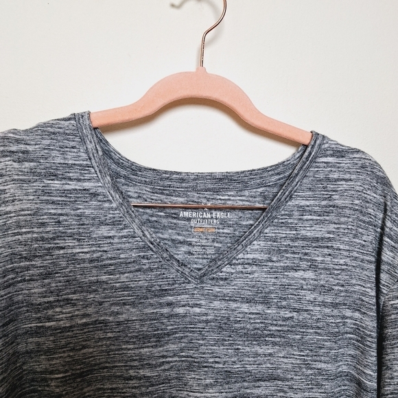 American Eagle Gray Space Dye Core Flex Classic Fit V Neck Tee Shirt Size XL - Picture 4 of 8